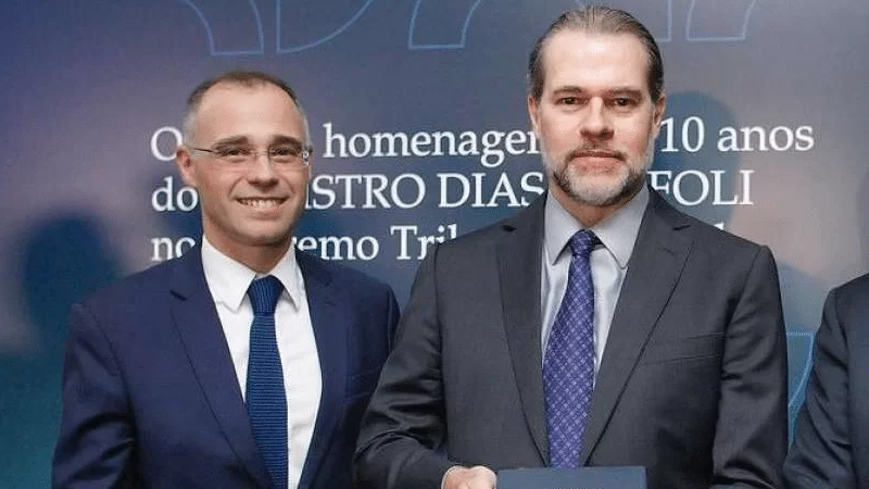 Mendonça homenageou Toffoli em livro anticorrupção antes do STF