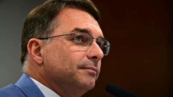 Flávio Bolsonaro viaja aos EUA para encontro com think tank