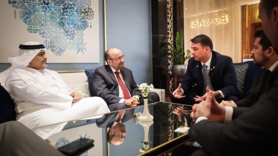 Flávio Bolsonaro chega aos Emirados Árabes Unidos