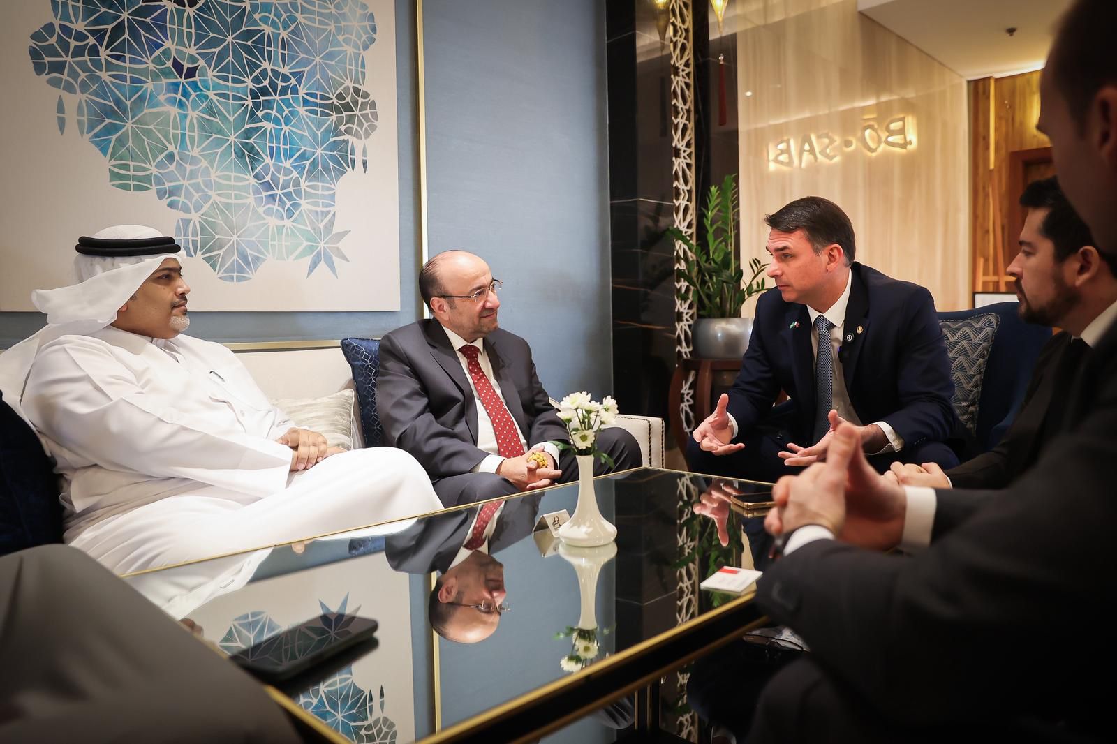 Flávio Bolsonaro chega aos Emirados Árabes Unidos