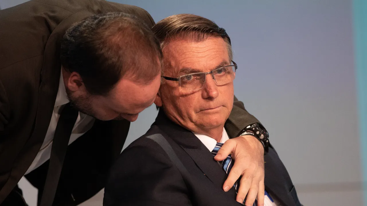 Carlos se preocupa com saúde de Bolsonaro: abatido
