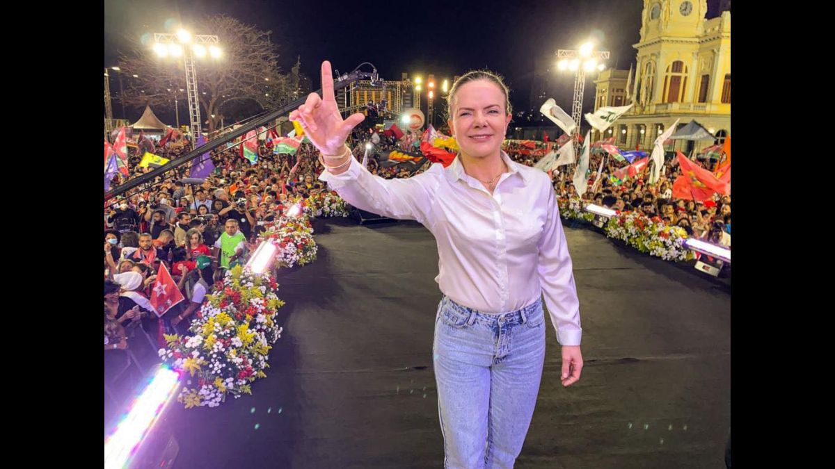 Gleisi recebeu presidente de escola de samba no Planalto