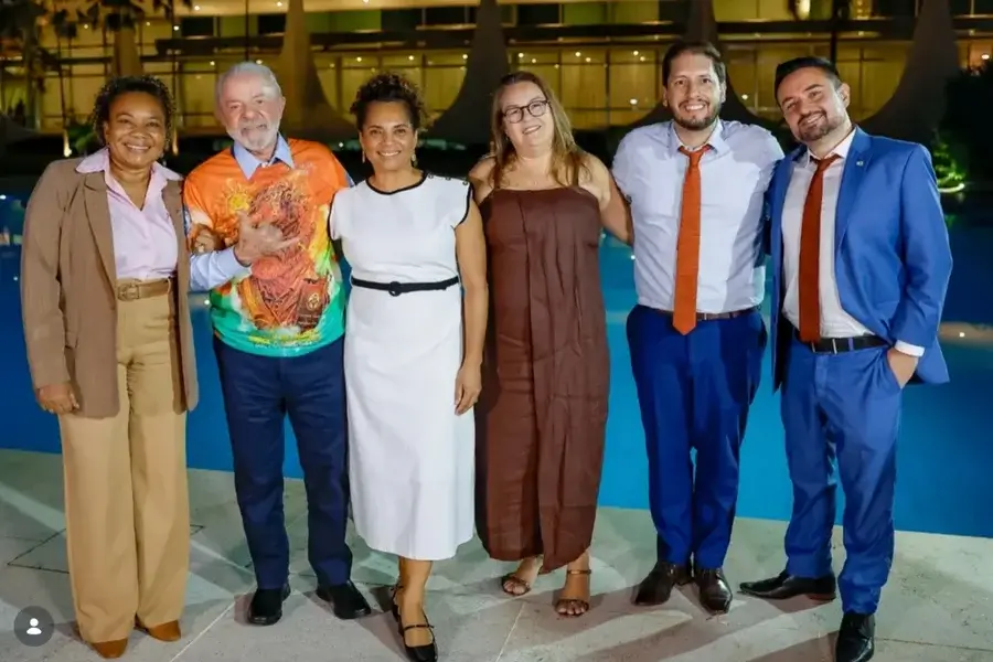 Lula recebe escola que o homenageou no Alvorada