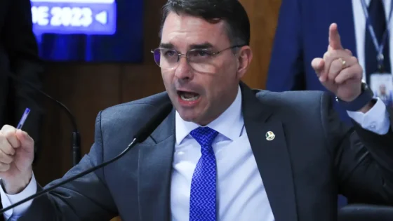 Flávio questiona verba pública em desfile de Lula