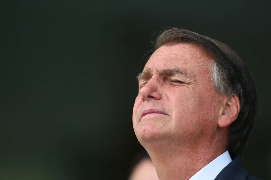 Bolsonaro recebe alta e deixa hospital em Brasília