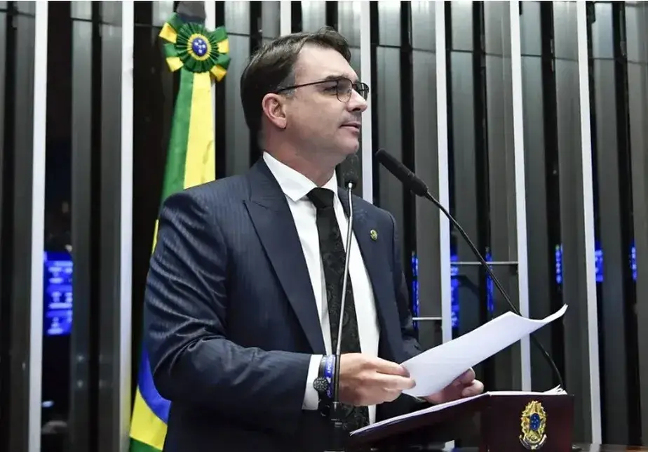 Flávio Bolsonaro: Diesel a R$ 10 e não há pandemia