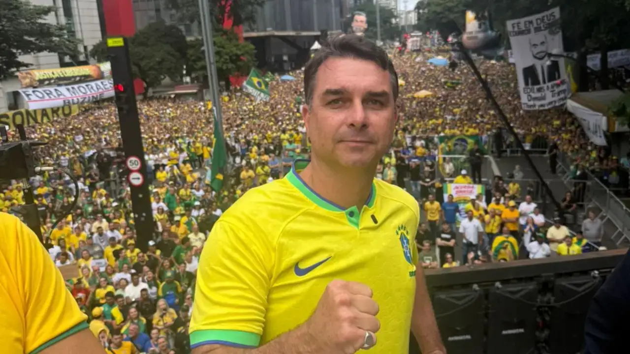 Flávio Bolsonaro lidera intenções de voto no Pará