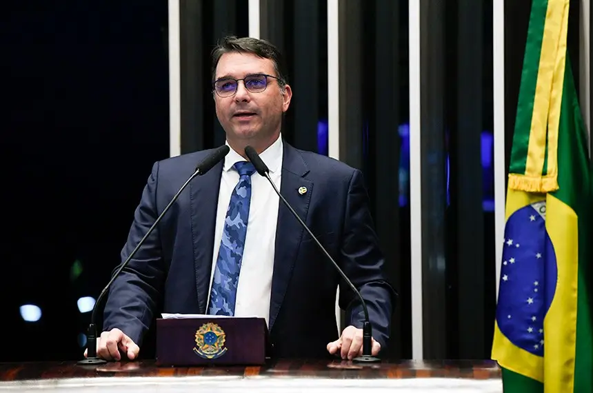 Flávio Bolsonaro discursa em conferência conservadora dos EUA