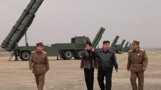 Coreia do Norte testa foguetes com Kim Jong-un