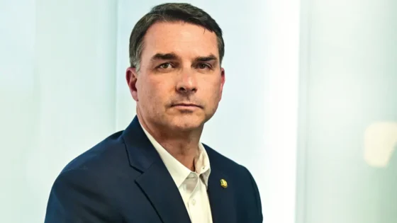 Flávio Bolsonaro apoia CPI contra ministros do STF
