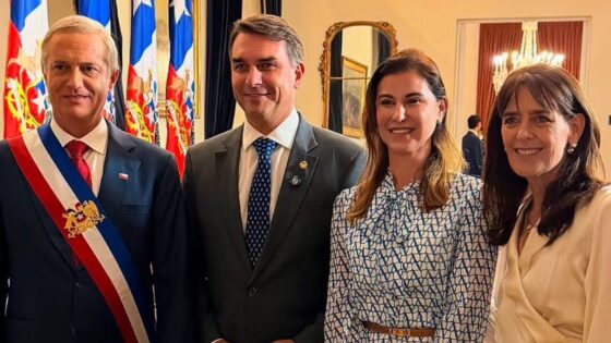 Flavio Bolsonaro encontra José Antonio Kast na posse