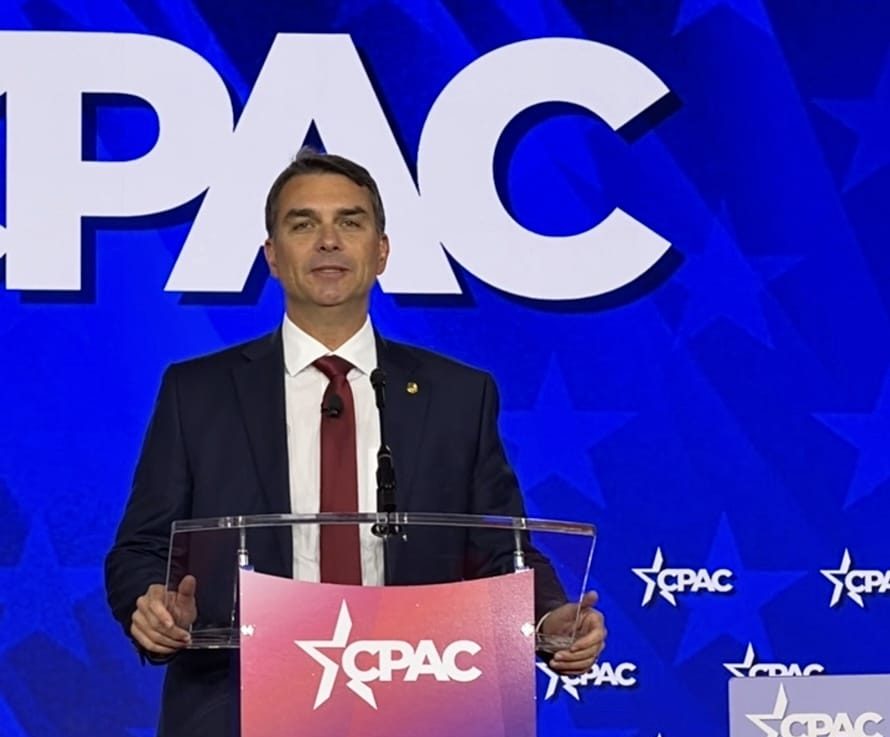 Flávio Bolsonaro fala em evento conservador mundial
