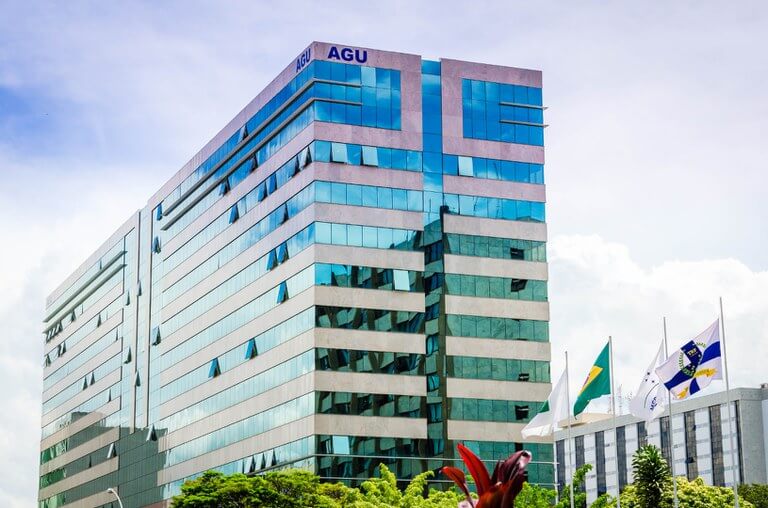 AGU notifica X para manter publicações de jornalistas