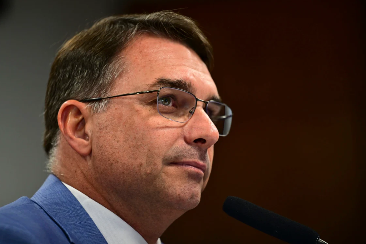 Flávio Bolsonaro diz que PT mente sobre Pix