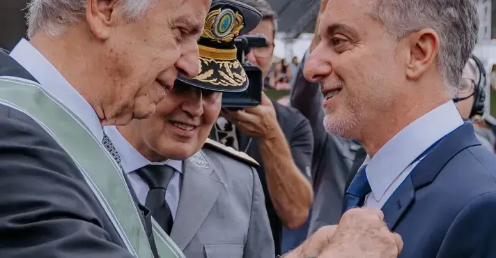 Exército concede medalha oficial a Luciano Huck em Brasília