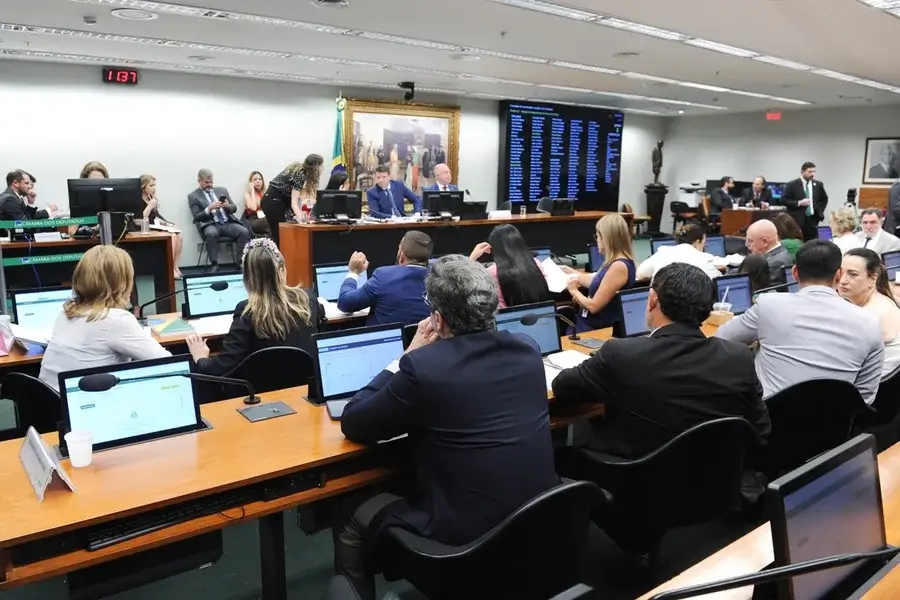 CCJ da Câmara adia votação da PEC que extingue escala 6×1