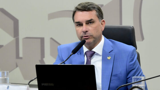 Flávio Bolsonaro questiona repasse de Vorcaro à Globo em entrevista