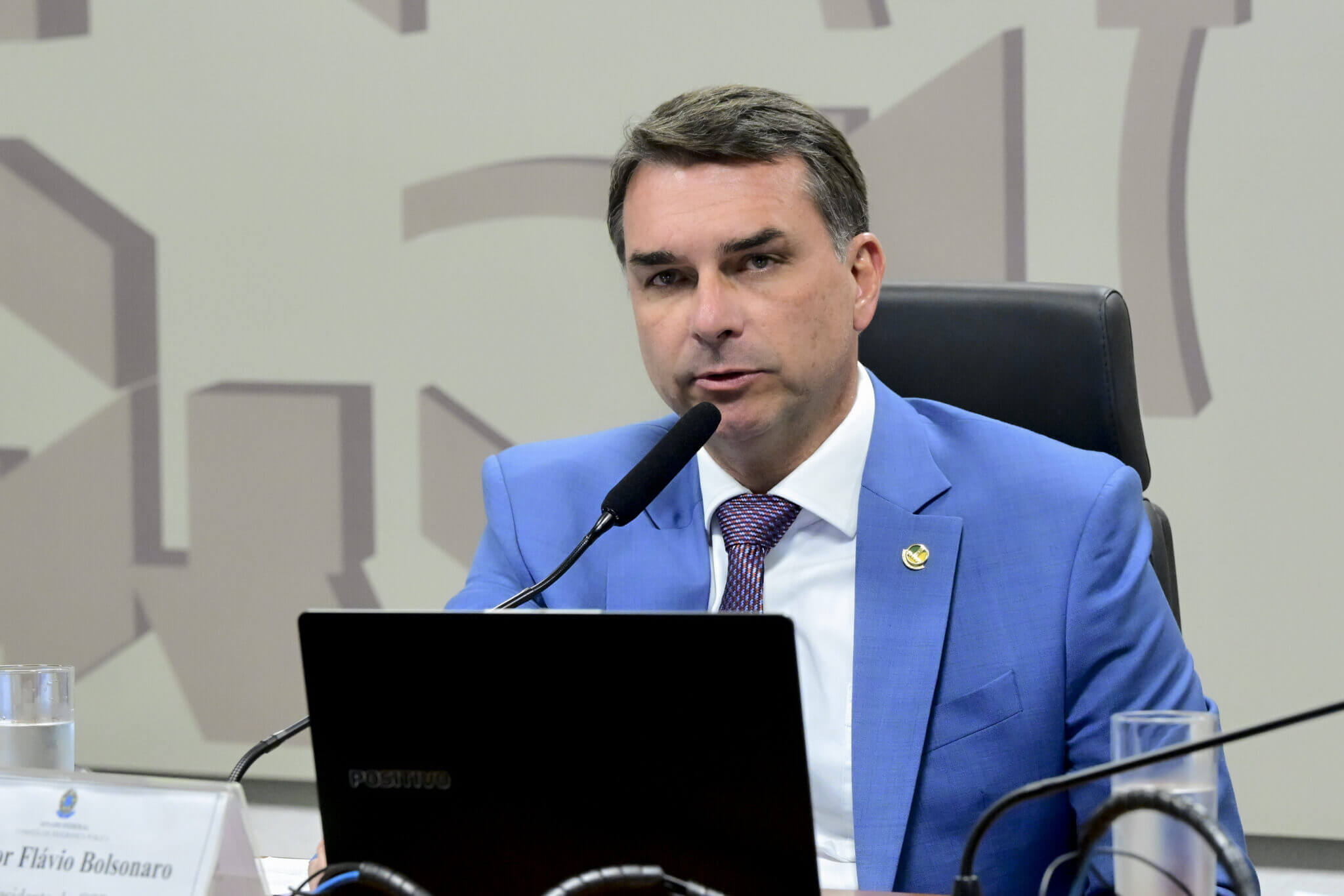 Flávio Bolsonaro questiona repasse de Vorcaro à Globo em entrevista