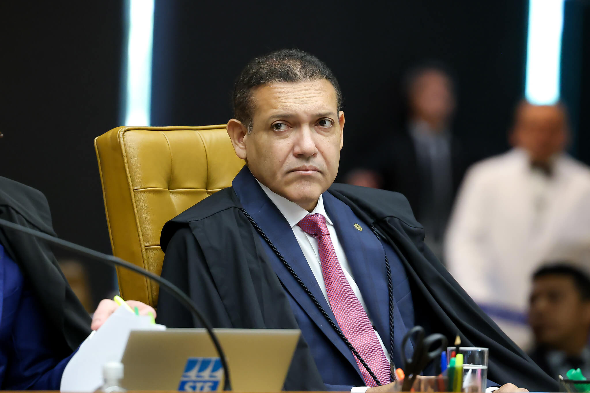 Nunes Marques analisa ação de Flávio Bolsonaro contra pesquisa