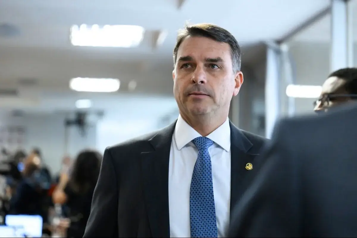 Flávio Bolsonaro faz nova troca na comunicação da campanha