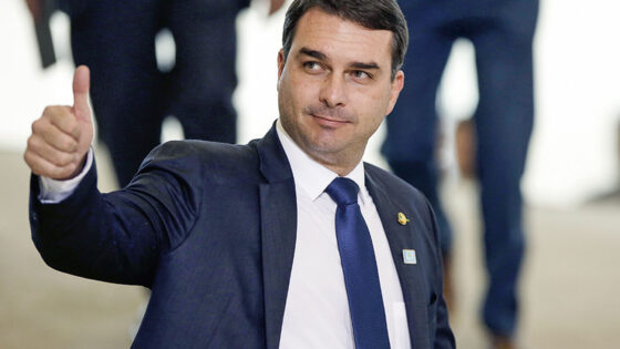 Flávio Bolsonaro transfere campanha para SP