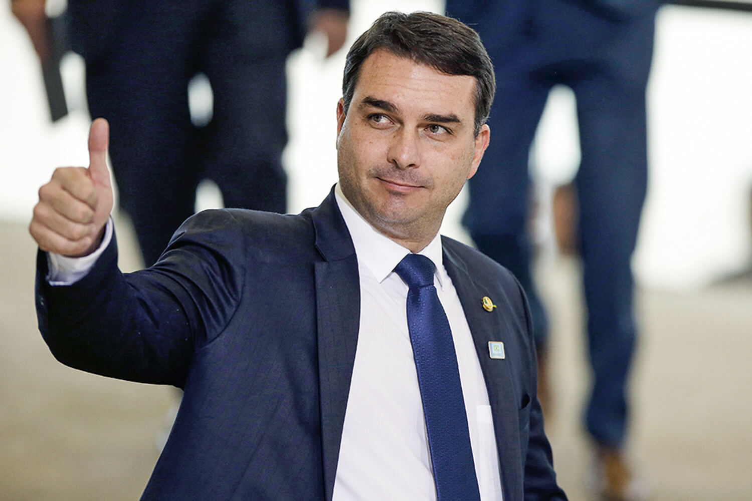 Flávio Bolsonaro transfere campanha para SP