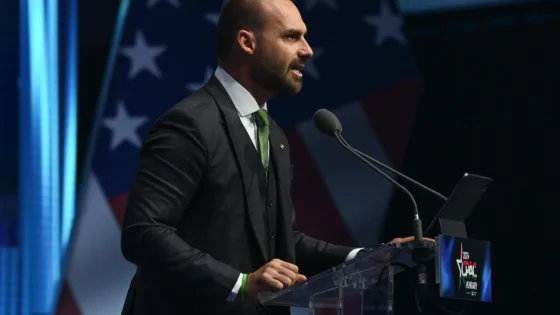 EUA concedem green card a Eduardo Bolsonaro