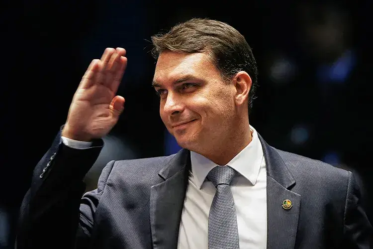 Flávio Bolsonaro parabeniza Keiko Fujimori por vitória no Peru