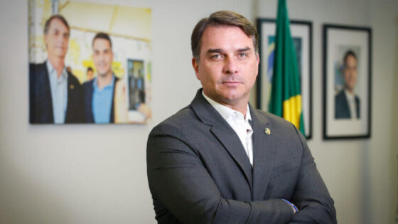 Flávio Bolsonaro critica Lei Maria da Penha e defende penas mais duras