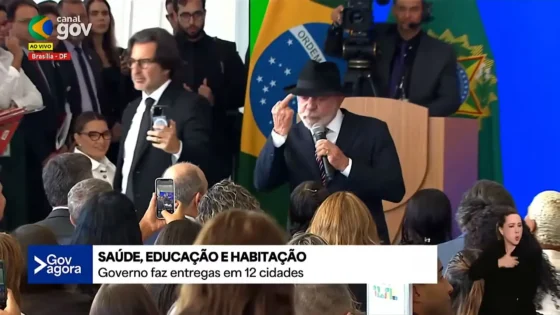 Lula faz gesto obsceno ao defender que pobre gosta de coisa boa
