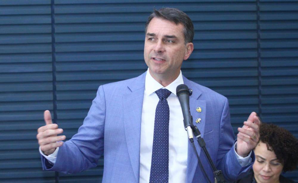 Flávio Bolsonaro critica pesquisa Quaest e elogia Nunes Marques