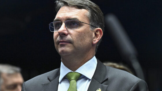 Tarifaço: Flávio diz que Lula provocou Trump o tempo inteiro