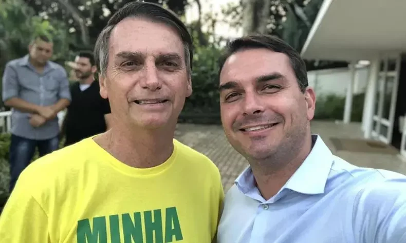 Moraes dá 5 dias à PGR para opinar sobre carta de Bolsonaro a Flávio