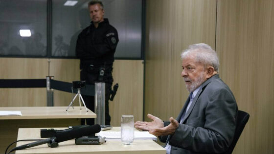 Lula preso em Curitiba se ocupa com Copa, redes e cartas