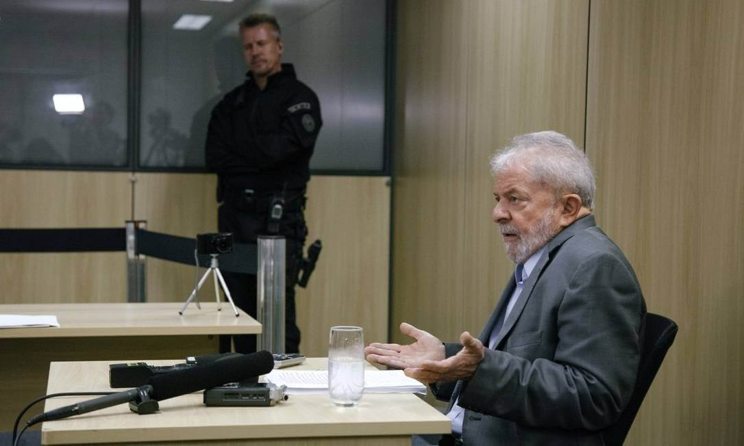 Lula preso em Curitiba se ocupa com Copa, redes e cartas