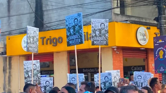 Jaques Wagner é vaiado e recebido com placas no 2 de Julho