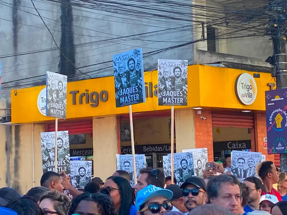 Jaques Wagner é vaiado e recebido com placas no 2 de Julho