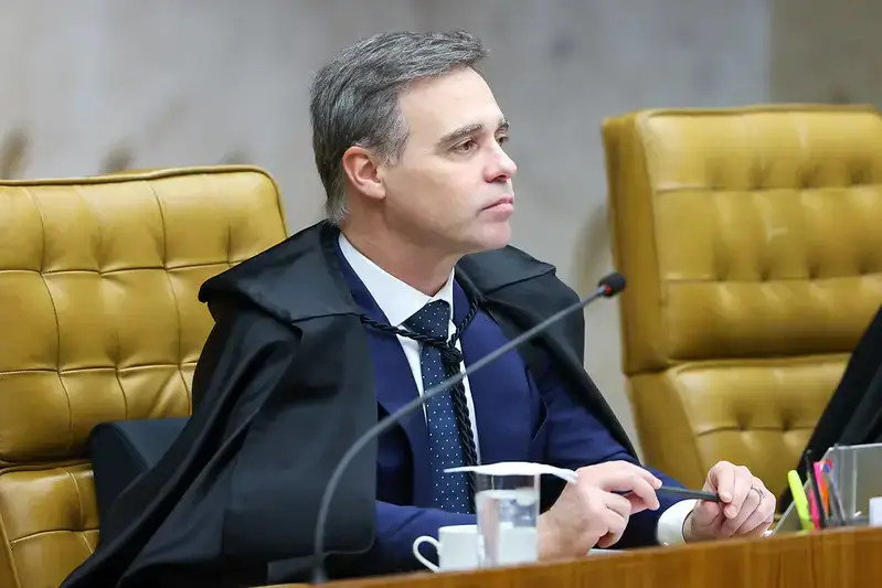 Mendonça decide sobre documentos do PT em rede pró-Lula