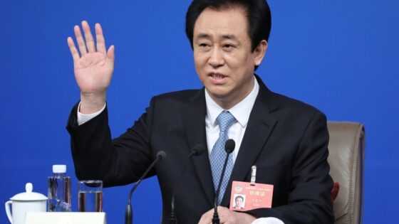 Fundador da Evergrande é condenado à prisão perpétua