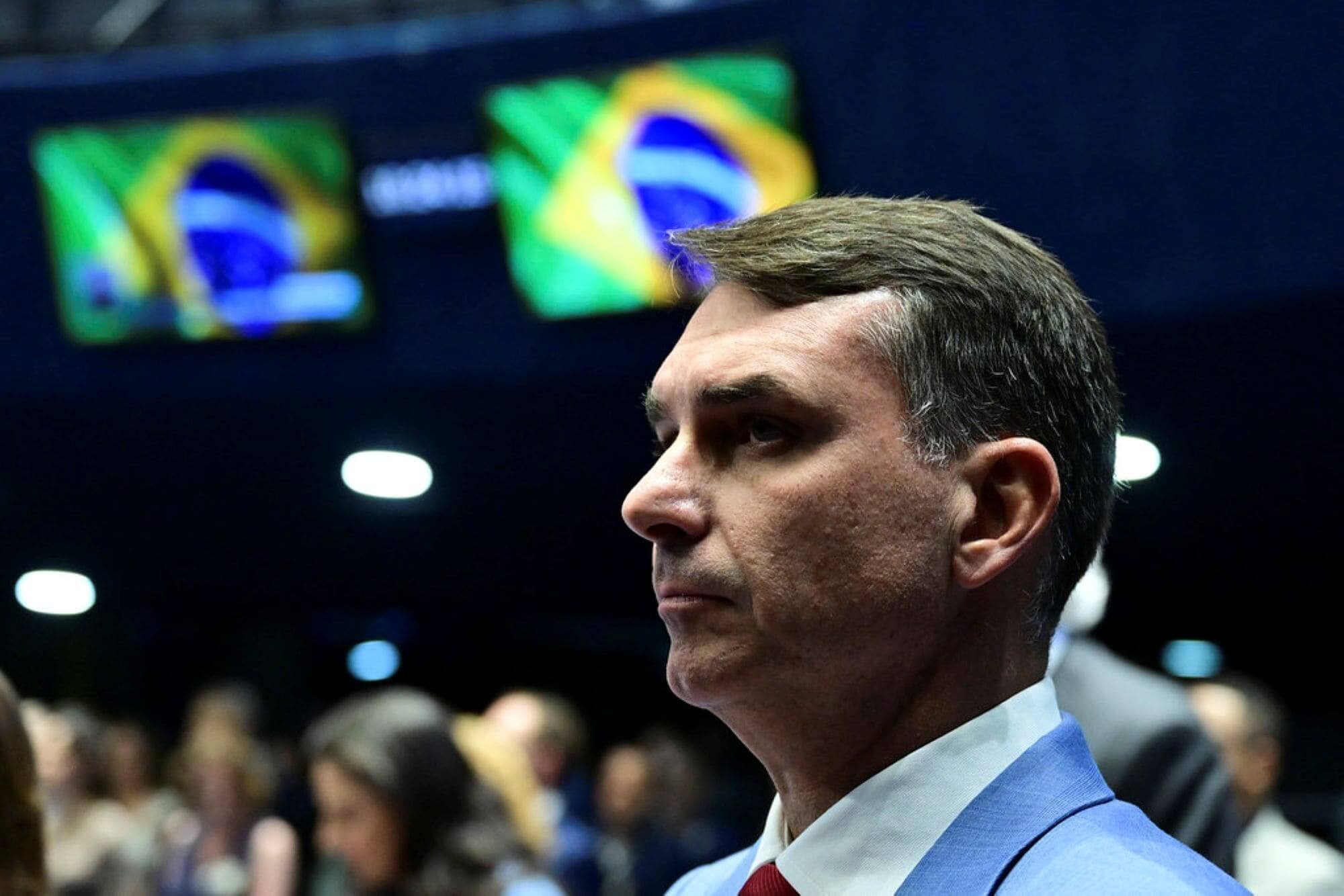 Flávio Bolsonaro venceria Lula no 2º turno, aponta Veritá