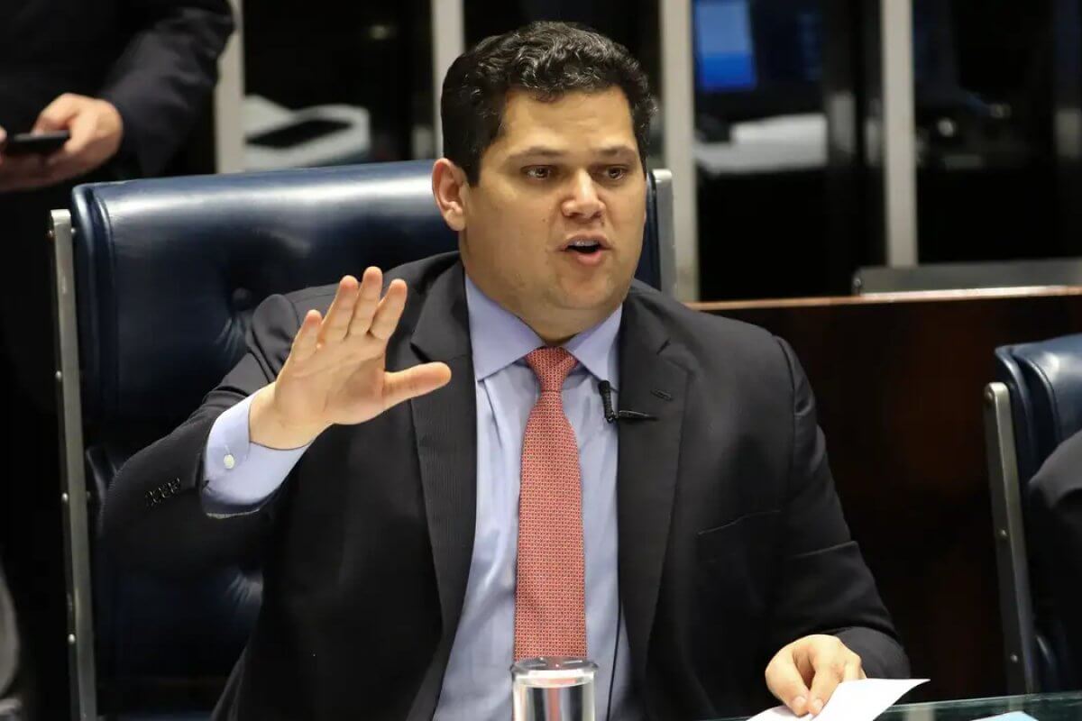 Mensagens revelam proximidade entre Alcolumbre e Vorcaro