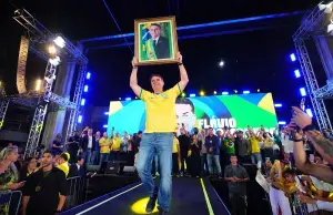 Líder sul-coreano declara apoio a Flávio Bolsonaro