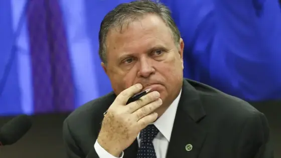 Blairo Maggi anuncia voto em Flávio Bolsonaro
