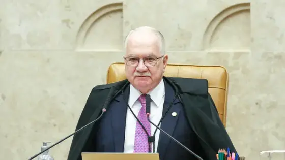 Fachin mantém Dino em processos sobre Flávio Bolsonaro