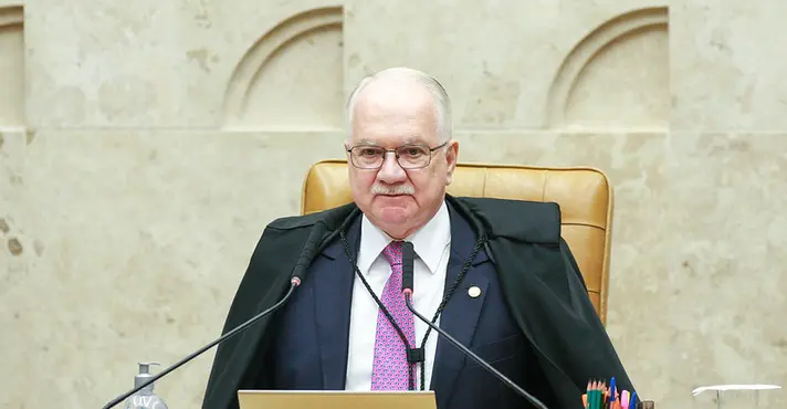 Fachin mantém Dino em processos sobre Flávio Bolsonaro