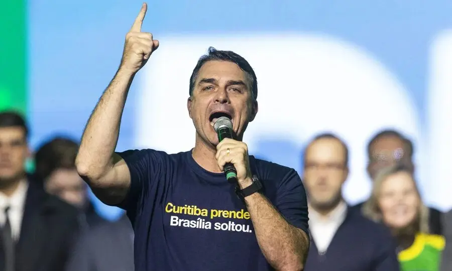 Flávio Bolsonaro descarta cortes em aposentadorias